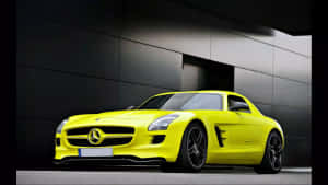 充滿活力的黃色 Mercedes SLS AMG 跑車停放在現代建築前。 — 汽車 壁紙