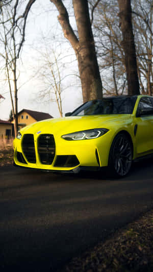 一輛亮黃色BMW M3停泊在黃昏時分一條安靜的街道上，背景是光禿的樹木。 — 黃昏 壁紙