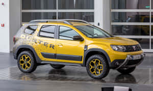 黃色Dacia Duster SUV帶黑色斑點，停放在現代車庫內。 — 好看汽車 壁紙