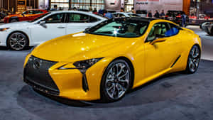 在車展上展示的一輛亮黃色Lexus跑車。