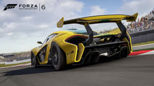 黃色McLaren賽車在賽道上，夕陽下人群圍觀。 — 電玩遊戲 GIF 壁紙
