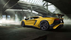 黃色藍寶堅尼 Aventador SVJ 在帶有天窗的煙霧工業倉庫中。 — 4K 藍寶堅尼 壁紙