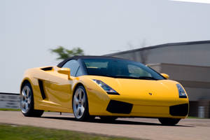黃色藍寶堅尼 Gallardo Spyder 在賽道上疾馳。 — 4K 藍寶堅尼 壁紙
