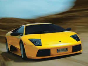 黃色藍寶堅尼 Murciélago 在日落時分的沙漠公路上疾馳。 — 蘭博基尼 壁紙