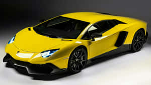 黃色藍寶堅尼Aventador跑車，帶有黑色飾邊和發光車頭燈，在工作室中。 — 汽車 壁紙