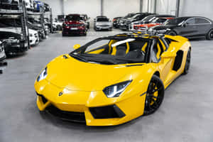 豪華汽車展示間中的黃色藍寶堅尼Aventador敞篷跑車。 — 跑車 壁紙