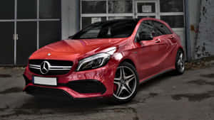 紅色Mercedes-Benz A45 AMG停放在車庫前 — Mercedes-Benz 壁紙