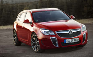 紅色Opel Insignia Sports Tourer停在森林附近的碎石上。 — Steam Deck 壁紙