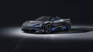 光滑的灰色McLaren 720S Spider，在黑暗的攝影棚環境中帶有藍色亮點。 — 麥拉倫 壁紙