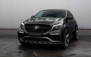 啞光黑色改裝梅賽德斯-AMG GLE Coupe，帶有碳纖維細節，停在潮濕的路面上。 — Mercedes Benz C300 壁紙