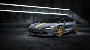 消光灰色McLaren 720S，金色輪圈和黃色條紋，停在黑暗的混凝土車庫中。 — 4K 法拉利 壁紙