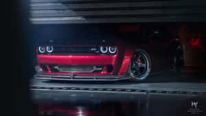 紅色 Dodge Challenger SRT Hellcat 在昏暗的車庫中，頭燈發光。 — 道奇挑戰者 壁紙