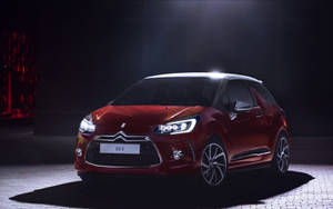 紅色 DS 3 汽車在黑暗的攝影棚中被聚光燈照亮。 — 酷車 壁紙