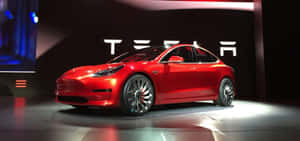 在活動中，一輛紅色 Tesla Model 3 汽車在燈光舞台上展示。 — 特斯拉 壁紙