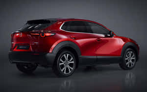 紅色Mazda CX-30 SUV在攝影棚內，反射地板和深色背景。 — 馬自達 壁紙