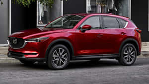 紅色Mazda CX-5 SUV停放在服飾店附近的城市街道上。 — 馬自達 壁紙