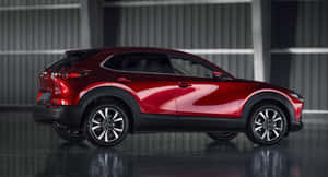 紅色Mazda CX-30 SUV在攝影棚中，配有反射地板和灰色背景。 — 馬自達 壁紙