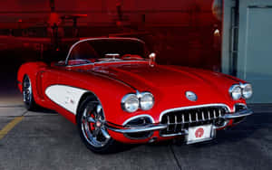 在昏暗車庫中的紅白經典Corvette敞篷車。 — 70年代動圖 壁紙