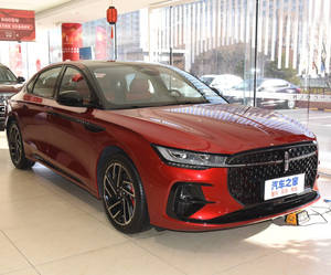 紅色豪華轎車在現代汽車經銷商展廳中展示。 — 中國 壁紙