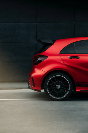 紅色跑車配黑色輪圈停靠在深色牆前。 — Mercedes Benz C300 壁紙