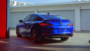 藍色運動轎車停在車庫前，帶有紅色燈光。 — Acura 壁紙