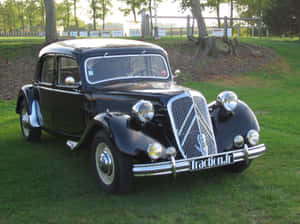 日落時草地上黑色復古雪鐵龍Traction Avant — 酷車 壁紙