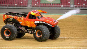 紅色怪獸卡車 El Toro Loco 在泥土賽道上噴煙。 — 老福特卡車 壁紙