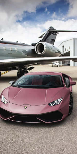 粉紅色藍寶堅尼 Aventador 停放在機場機庫的私人飛機下方。 — 4K 藍寶堅尼 壁紙