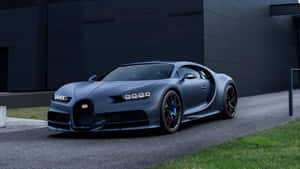 啞光藍色Bugatti Chiron停在有草的現代建築旁邊。 — 布加迪 GIF 壁紙