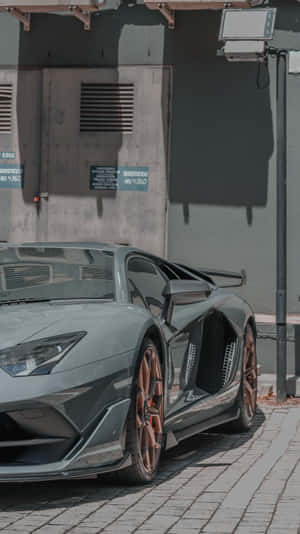 消光灰色藍寶堅尼Aventador搭配銅色輪圈停放在磚砌人行道上。 — 酷車 壁紙