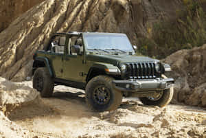 橄欖綠色Jeep Wrangler在岩石地形附近攀爬沙坡 — 吉普 壁紙