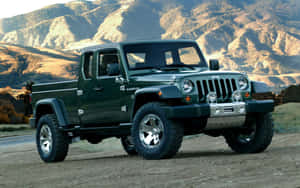 綠色Jeep Gladiator pickup卡車在日落時停泊在山附近的泥土路上。 — Steam Deck 壁紙