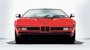 紅色BMW M1跑車在工作室中帶有戲劇性陰影。 — Mercedes-Benz 壁紙