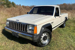 陽光明媚的日子，奶油色Jeep pickup貨車停泊在草地田野上。 — 吉普 壁紙