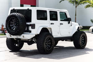 白色升高Jeep Wrangler配黑色輪胎在陽光明媚的日子停放在戶外。 — 吉普 壁紙