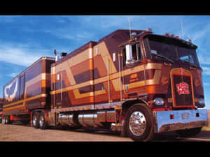 客製化噴漆的Kenworth半掛卡車，在藍天下的碎石路上與匹配的拖車一起。 — 老福特卡車 壁紙