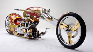 攝影棚內的客製化金色和紅色火焰chopper機車 — 改裝摩托車 壁紙