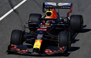 日落時分在瀝青賽道上的Red Bull Racing一級方程式賽車