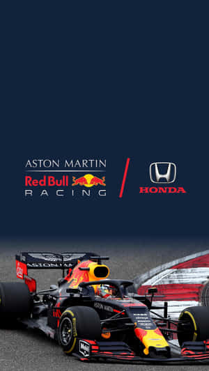 帶有Aston Martin和Honda標誌的Red Bull Racing一級方程式賽車在賽道上。 — 馬克斯·維斯塔潘 壁紙
