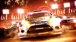 一輛拉力賽車在夜間體育場中疾馳，伴隨著煙火。 — 1600x900 壁紙