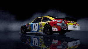 M&M's贊助的NASCAR賽車，號碼18，在工作室燈光下反射在潮濕的表面上。 — Vans 標誌 壁紙