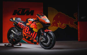 KTM Red Bull賽車在工作室中展示，帶有品牌背景。 — 巴布風機車 壁紙