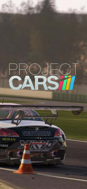 賽車在賽道上高速駛過橙色錐體，帶有Project Cars標誌。 — Galaxy A35 壁紙