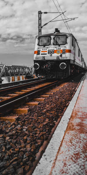 印度電車在陰天接近車站月台 — Pixel 3 壁紙