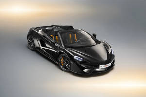 黑色McLaren 570S Spider，配橙色內裝及車頭燈亮起。 — 麥拉倫 壁紙