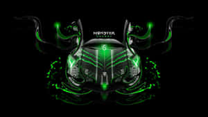 發光綠色怪獸卡車，帶有角和Monster Energy品牌，背景為黑色。 — Monster Energy 壁紙