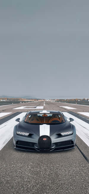 灰色Bugatti超跑帶白色條紋停在空曠跑道。 — Galaxy A56 壁紙