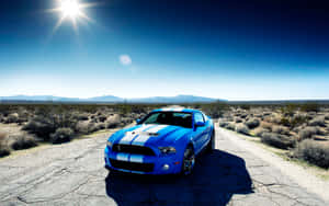 藍色Shelby Mustang帶有白色條紋，停在明亮的陽光下的沙漠道路上。 — 野馬GIF 壁紙