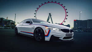 帶有賽車條紋的白色BMW M4跑車在黃昏時停放在倫敦眼附近。 — RJ BT21 壁紙