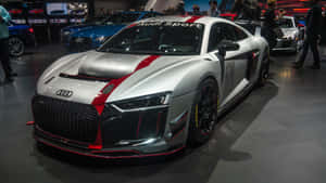 銀色奧迪R8賽車帶紅色點綴在車展上展出。 — 奧迪 GIF 壁紙